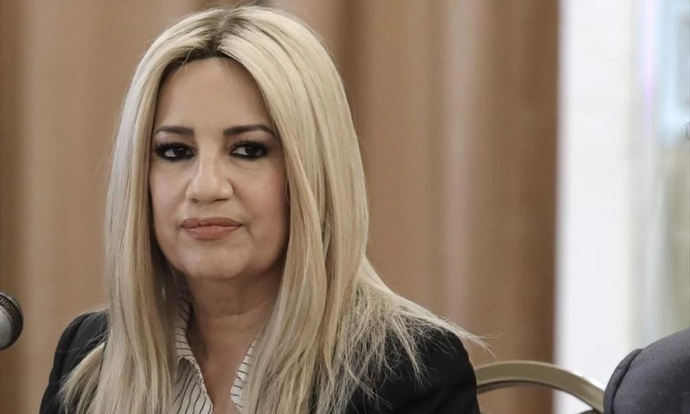 Φώφη Γεννηματά: Γείτονες αφήνουν λουλούδια στην κατοικία της στη Βούλα